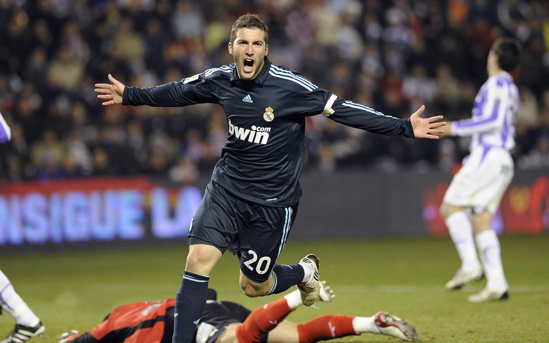 乔治关键战不手软，掘金险胜独行侠