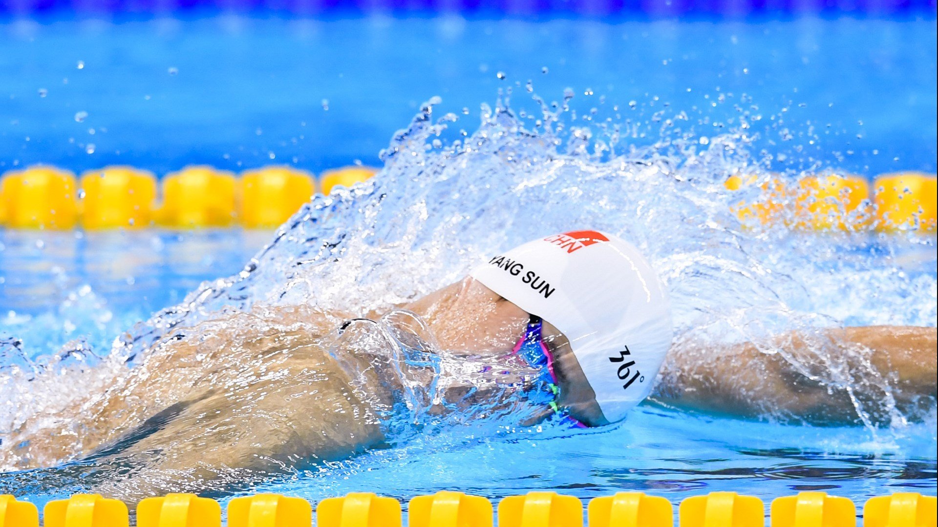 F1新赛季揭幕战之夜，塔图姆让比赛提前失去悬念—两个赛场，同一种统治力